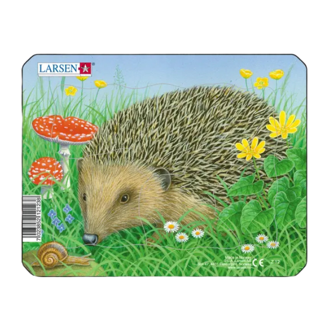 Barnpussel med 5 bitar som föreställer en igelkott bland gräs och blommor som tittar på en snigel. Bredvid dem växer två röda flugsvampar.