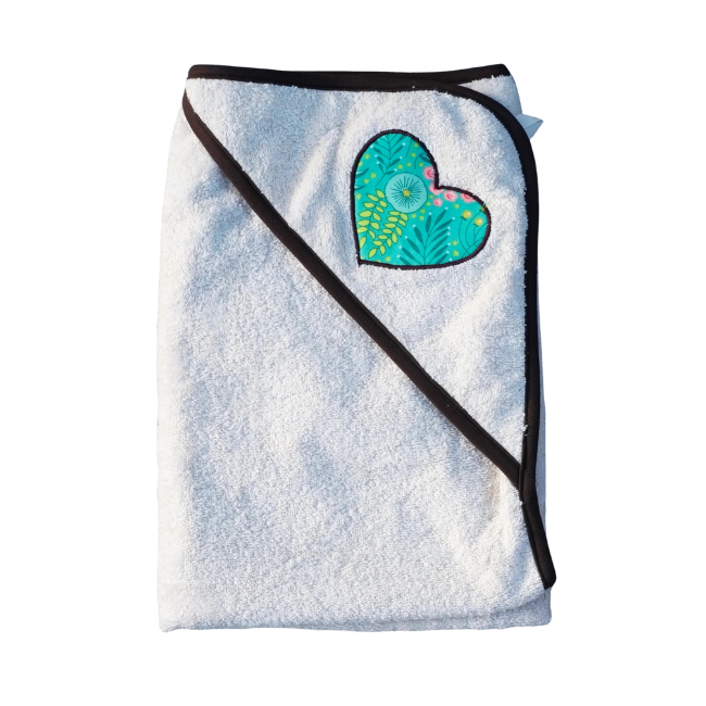 Ekologiskt badlakan med huva och hjärtapplikation från By Lelou, sytt i mjuk naturvit bomullsfrotté med brunt kantband.