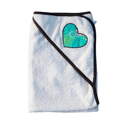 Ekologiskt badlakan med huva och hjärtapplikation från By Lelou, sytt i mjuk naturvit bomullsfrotté med brunt kantband.