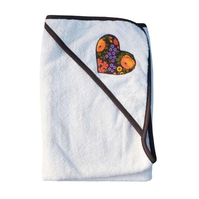 Badcape för bebisar med applikation i fom av ett brunt hjärta med blommor.