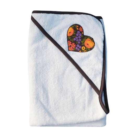 Badcape för bebisar med applikation i fom av ett brunt hjärta med blommor.