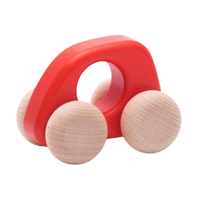 Greppvänlig bil i FSC-märkt trä från Polen, färgad med giftfria färger. Finns i blått och rött, passar barn från ca 6 månader.