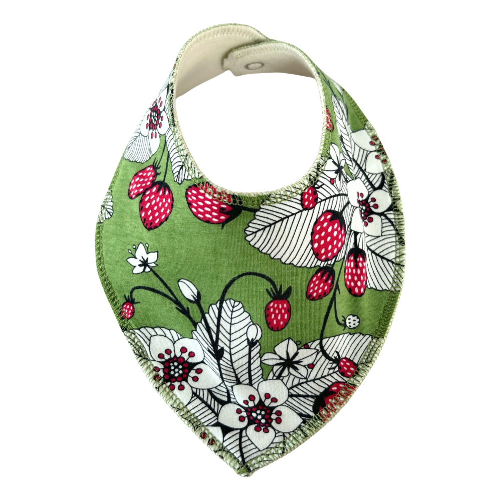 Dregglis i ekologisk bomull med jordgubbsmotiv i svart, vitt och rött på grön botten. Fodrad med mjuk bomullsfleece. Handgjord av By Lelou.