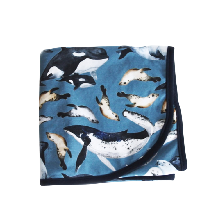 Babyfilt i ekologisk bomull med valar och sälar- By Lelou