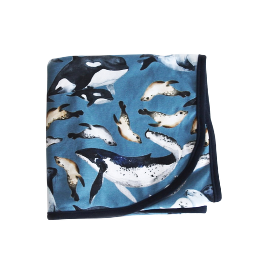 Babyfilt i ekologisk bomull med valar och sälar- By Lelou