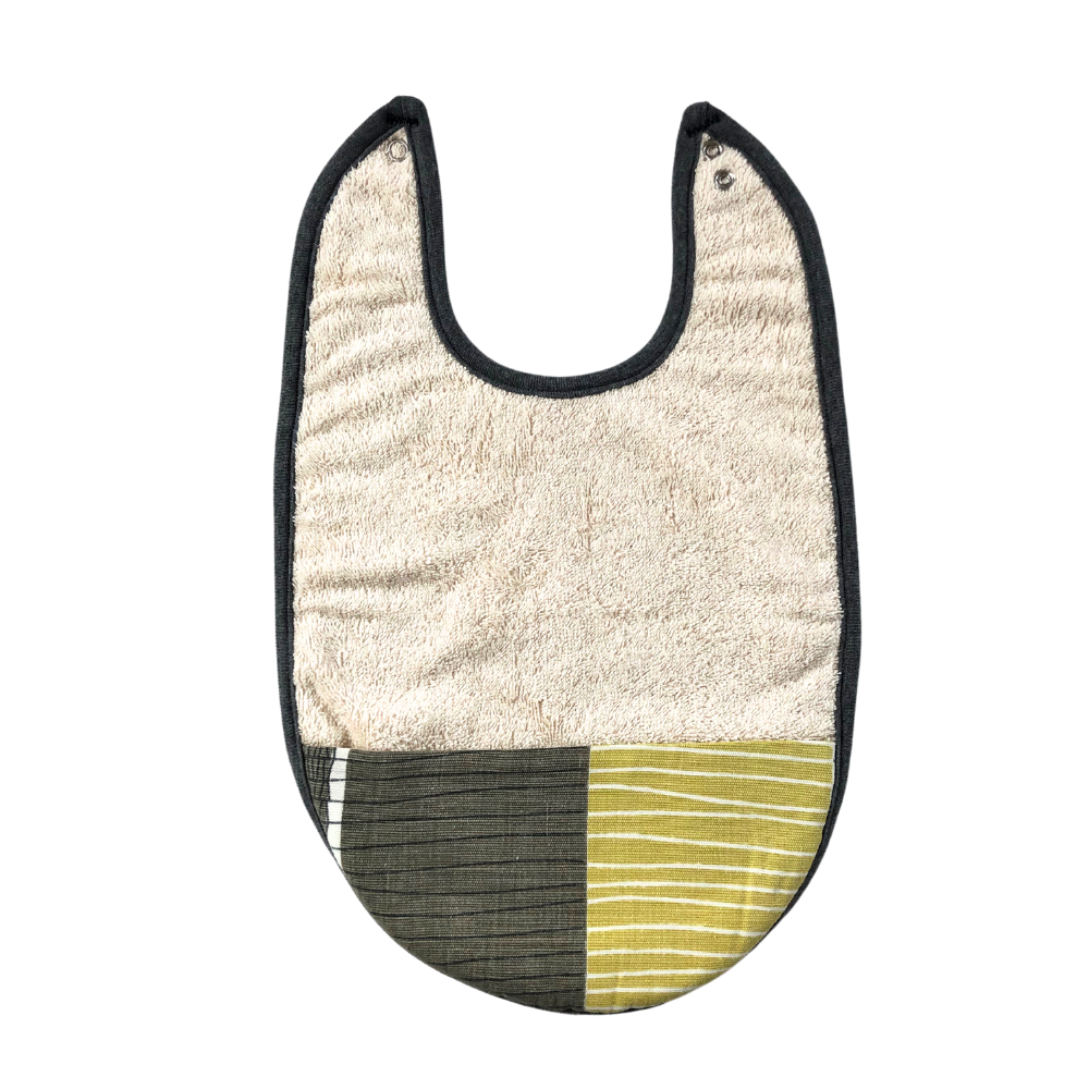 Ekologisk haklapp för barn - återbrukat tyg med linjer i grått ch gult och grått kantband