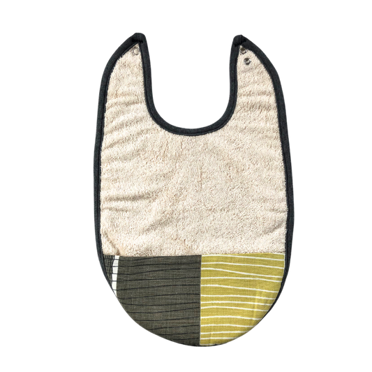 Ekologisk haklapp för barn - återbrukat tyg med linjer i grått ch gult och grått kantband