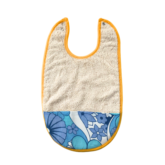 Haklapp för barn - sydd i ekologisk bomull med uppsamlingsficka i blåblommigt retrotyg och gult kantband