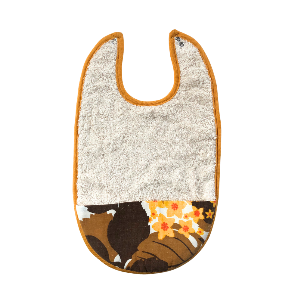 Haklapp för barn - sydd i ekologisk bomull med uppsamlingsficka i blommigt retrotyg och gult kantband