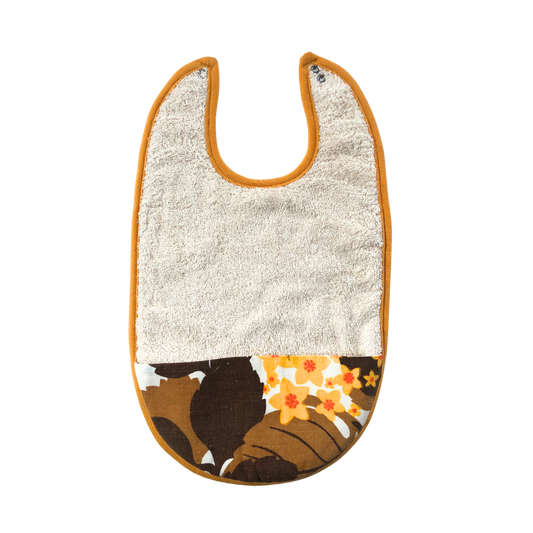 Haklapp för barn - sydd i ekologisk bomull med uppsamlingsficka i blommigt retrotyg och gult kantband