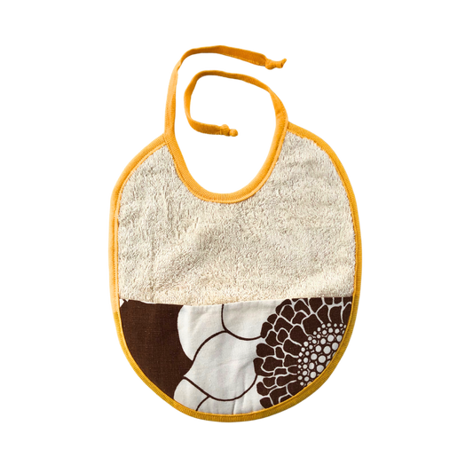 Ekologisk haklapp för bebis med brunt retrotyg och gult kantband