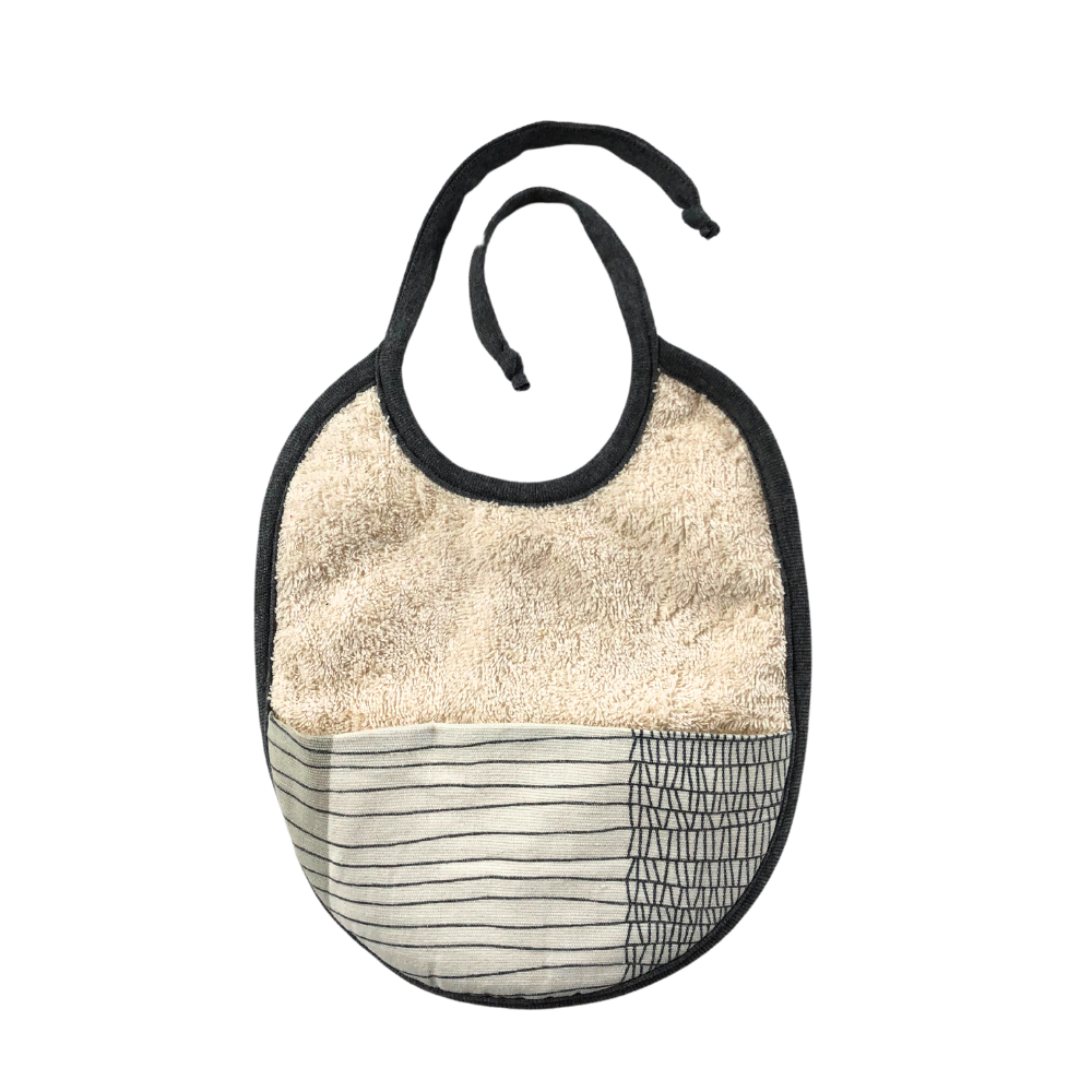 Haklapp för bebis i ekologisk bomull med uppsamlingsficka i återbrukat tyg och svart kantband