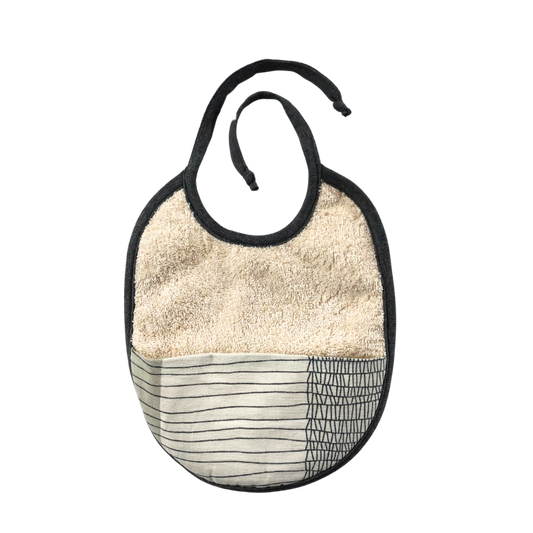 Haklapp för bebis i ekologisk bomull med uppsamlingsficka i återbrukat tyg och svart kantband