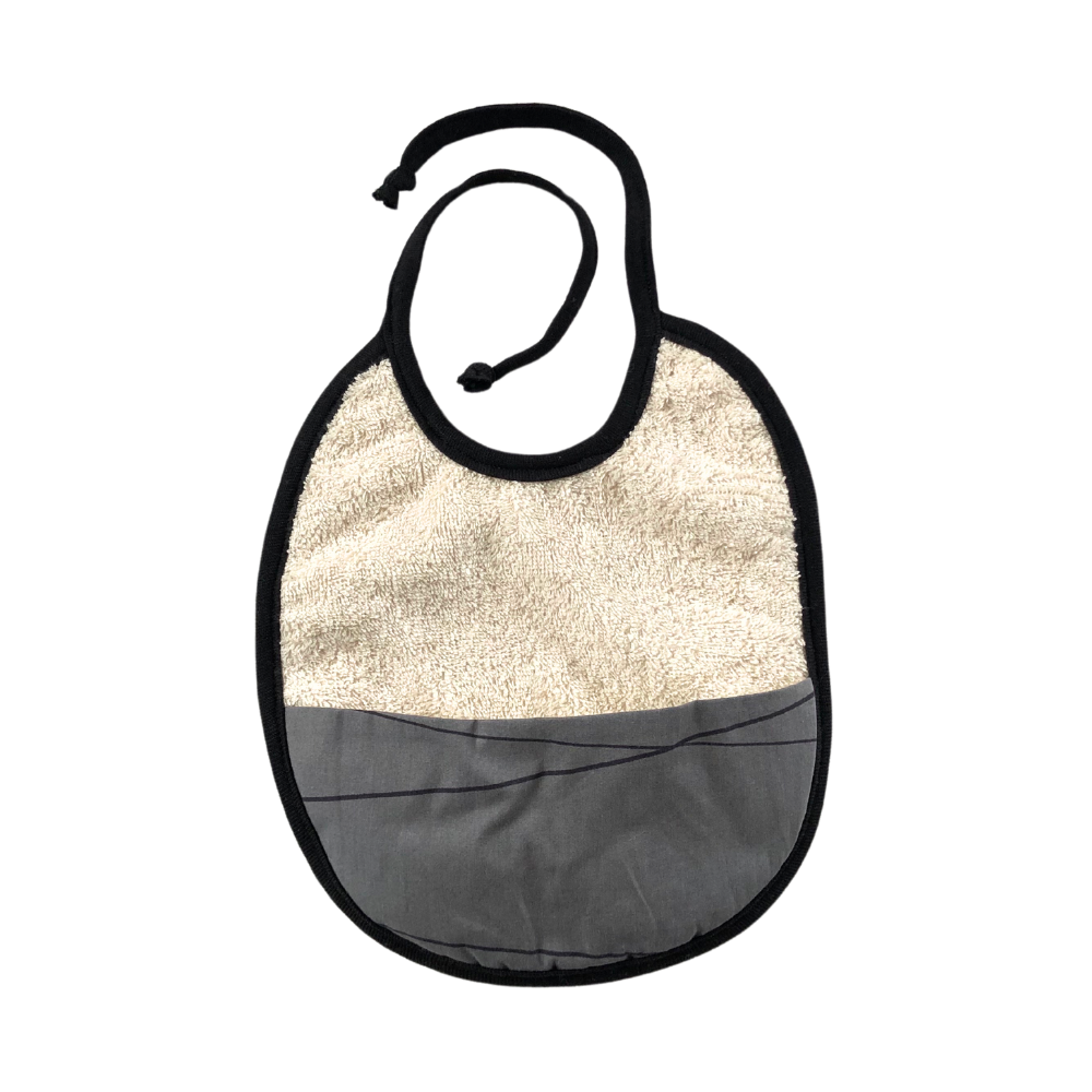 Haklapp i ekologisk bomull med grå uppsamlingsficka och svart kantband