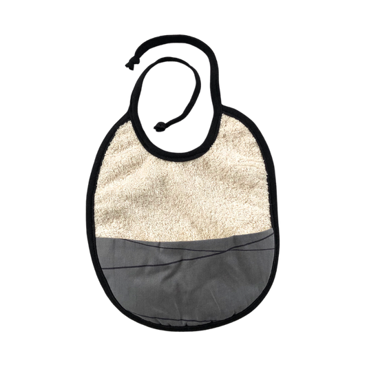 Haklapp i ekologisk bomull med grå uppsamlingsficka och svart kantband