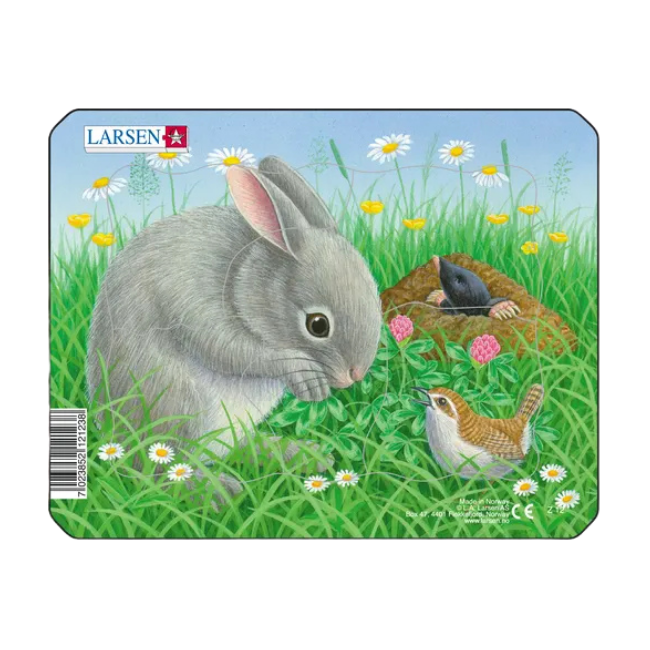 Barnpussel med 5 bitar som föreställer en kanin i grönt gräs och blommor som tittar på en liten fågel. I bakgrunden skymtar en mullvad som sticker upp huvudet ur ett hål i marken.