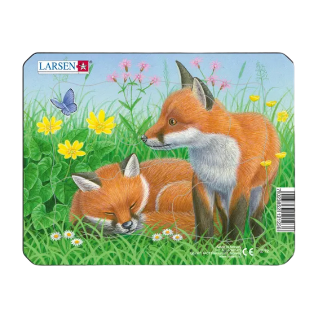 Barnpussel med 5 bitar som föreställer två rävungar bland gräs och blommor. Den ena sover och den andra sitter bredvid och tittar på en blå fjäril som flyger förbi.