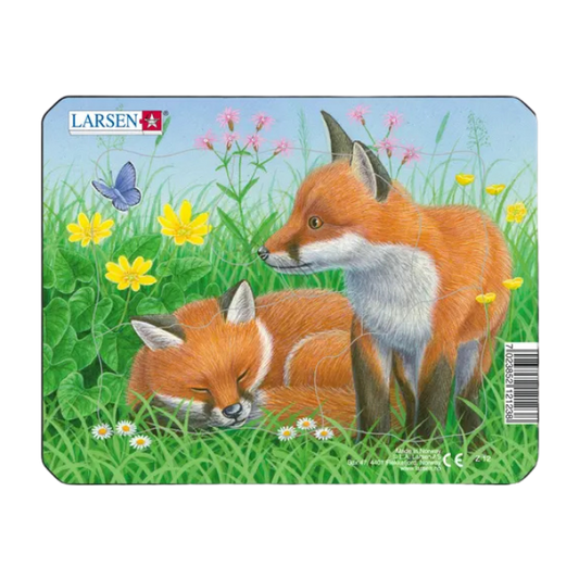 Barnpussel med 5 bitar som föreställer två rävungar bland gräs och blommor. Den ena sover och den andra sitter bredvid och tittar på en blå fjäril som flyger förbi.