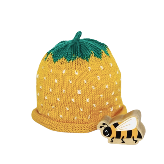 Stickad bärmössa i senapsgult - By Lelou