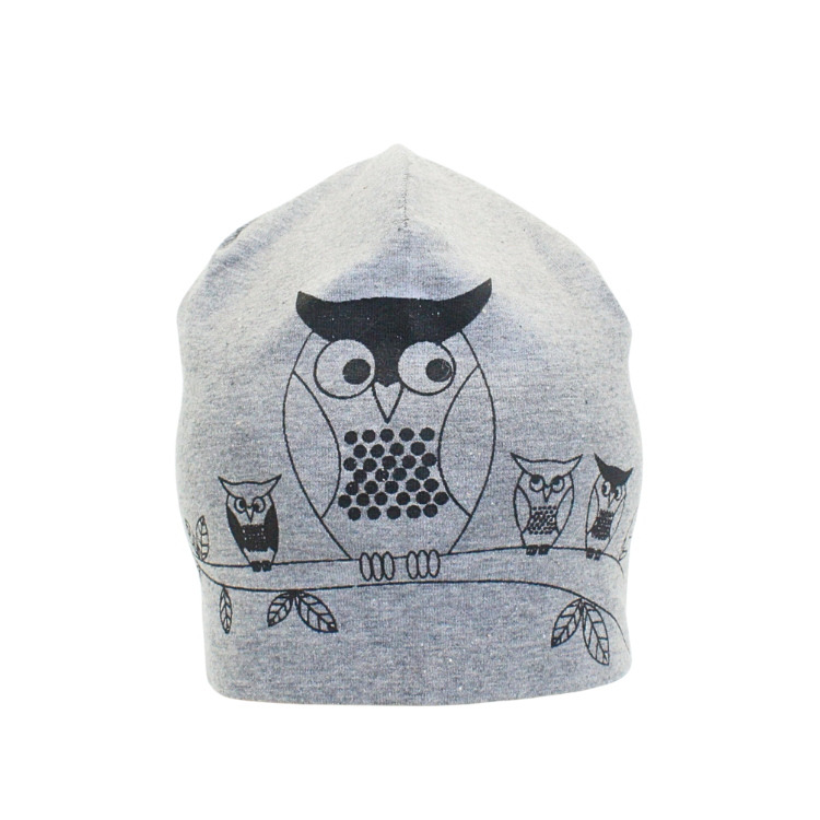 Gråmelerad trikåmössa med svart handtryck av en ugglefamilj på gren. Ekologisk bomull, sydd i dubbel trikå.