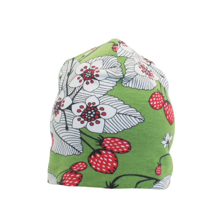 Grön trikåmössa i ekologisk bomull med röda jordgubbar, blommor och blad. Sydd i dubbel trikå för extra stadga. Finns i barn och vuxenstorlek.