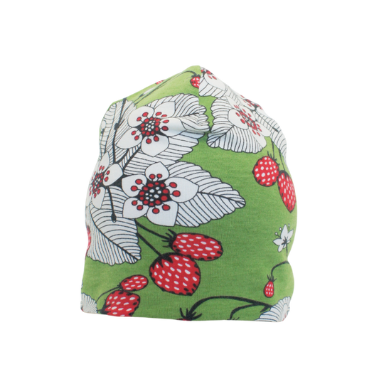 Grön trikåmössa i ekologisk bomull med röda jordgubbar, blommor och blad. Sydd i dubbel trikå för extra stadga. Finns i barn och vuxenstorlek.