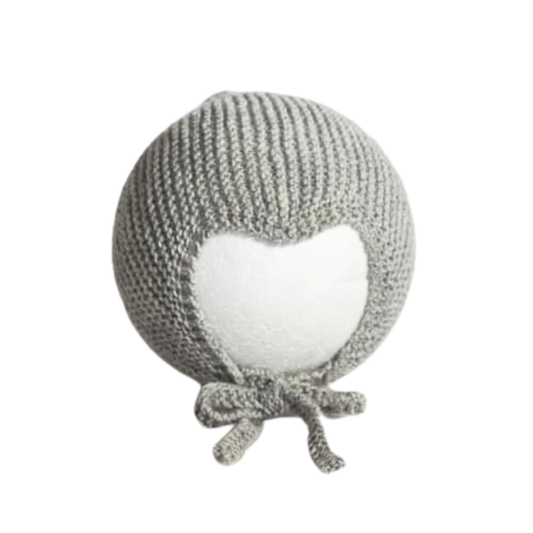 Stickad hjälmmössa i Merinoull Ljusgrå - By Lelou