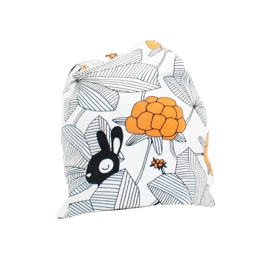 Vit trikåmössa med hjortron, blad och en liten kanin i orange och svart. Sydd i dubbel ekologisk trikå. Finns i barn och vuxenstorlek.