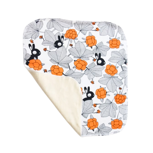 Snuttefilt med hjortron och kaniner - sydd i ekologisk bomull - By Lelou